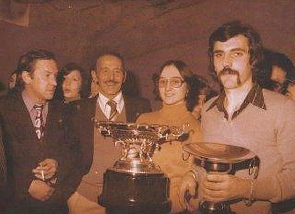 Carlos, campeón y máximo goleador, recoge su trofeo. :: 