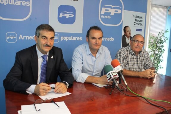 Abad, Eguizábal y Tomás, ayer en la sede del Partido Popular. :: E.P.