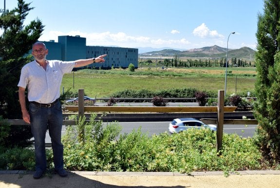 Ruiz Tutor señala el lugar donde se elevará la pasarela que comunicará El Arco y La Cava. :: M. HERREROS