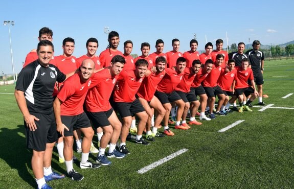 Jugadores y cuerpo de la Sociedad Deportiva Logroñés, antes del primer entrenamiento de la temporada                                en Pradoviejo