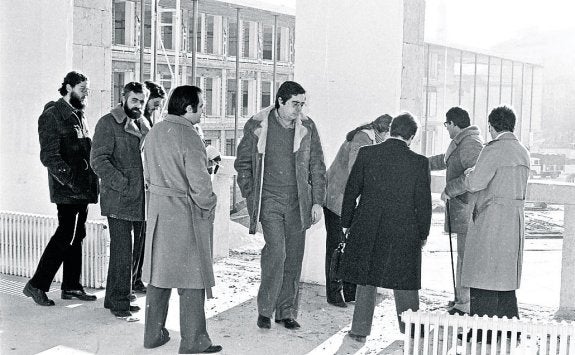 Obras del edificio municipal. González de Garay, Bermejo, Peñalba, López Araquistain  o Emilio Ramírez, durante la visita. :: foto teo martínez (archivo casa de la imagen)