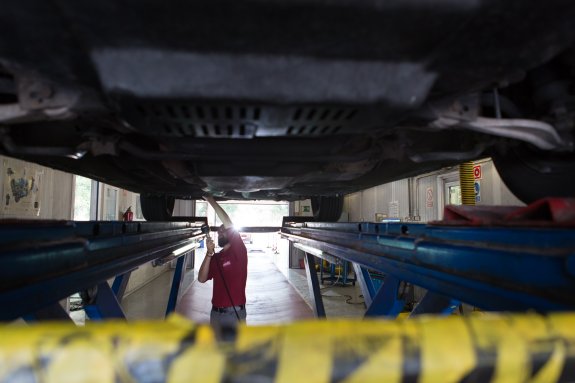 Un coche es sometido a la revisión, ayer en las instalaciones de ITV Atisae, en Logroño. 