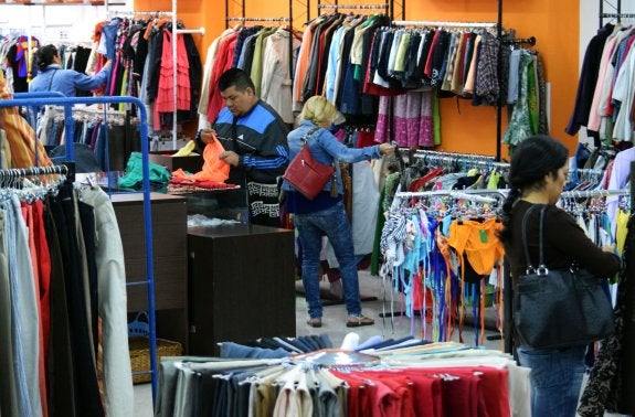 La ropa y los accesorios de textil están a la entrada. Se pueden encontrar pantalones desde un euro. Arriba, detalle de un sillón. :: MIGUEL HERREROS