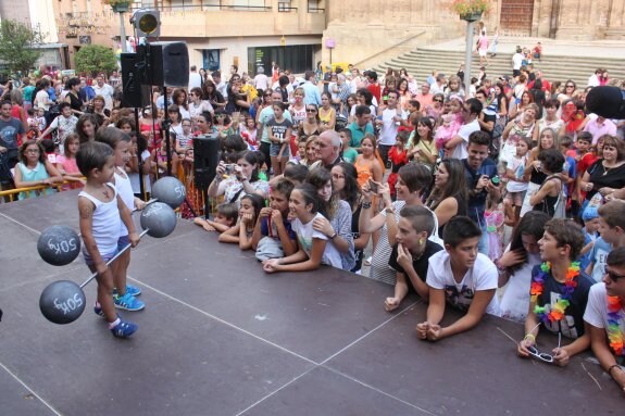 Más de 300 niños exhibieron en el desfile que acogió la plaza de España todo tipo de disfraces, en una tarde con gran ambiente que luego puso a bailar La Orquestina. :: 