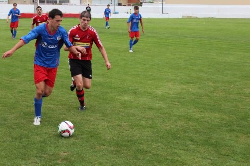 Arpón, del Calahorra, conduce el balón ante el local Chuchi. :: 