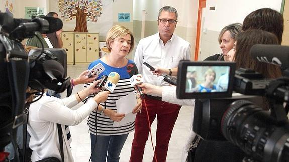 Paloma Corres atiende a los medios de comunicación. 