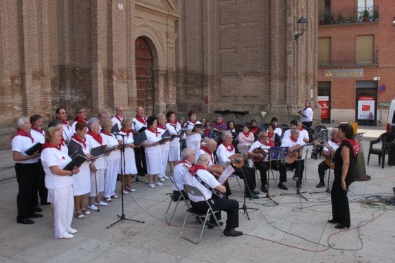 La Rondalla del Hogar dedicó su actuación a los veteranos alfareños. 