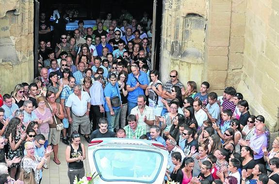 Aplausos para el joven Miguel Ruiz a las puertas de la iglesia de San Andrés. 