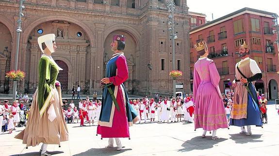 Desfile de gigantes frente a la colegiata. 