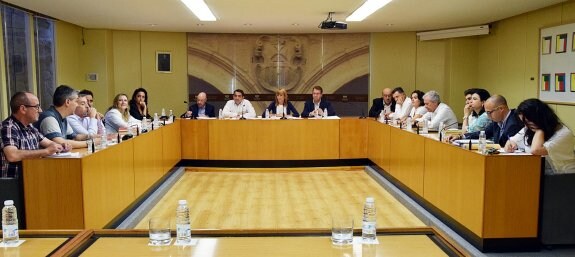 Reunión ayer por la mañana de la Diputación Permanente del Parlamento de La Rioja. :: miguel herreros