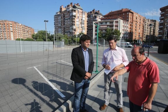 El concejal Vicente Ruiz, acompañado de Kilian Cruz-Dunne y Vicente Urquía, junto al aparcamiento de la estación del tren. :: juan marín