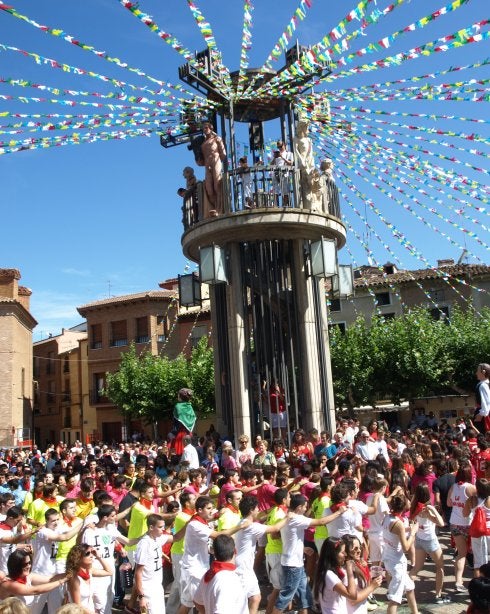 Imagen del chupinazo de las fiestas de Aldeanueva del 2014. :: m.f.