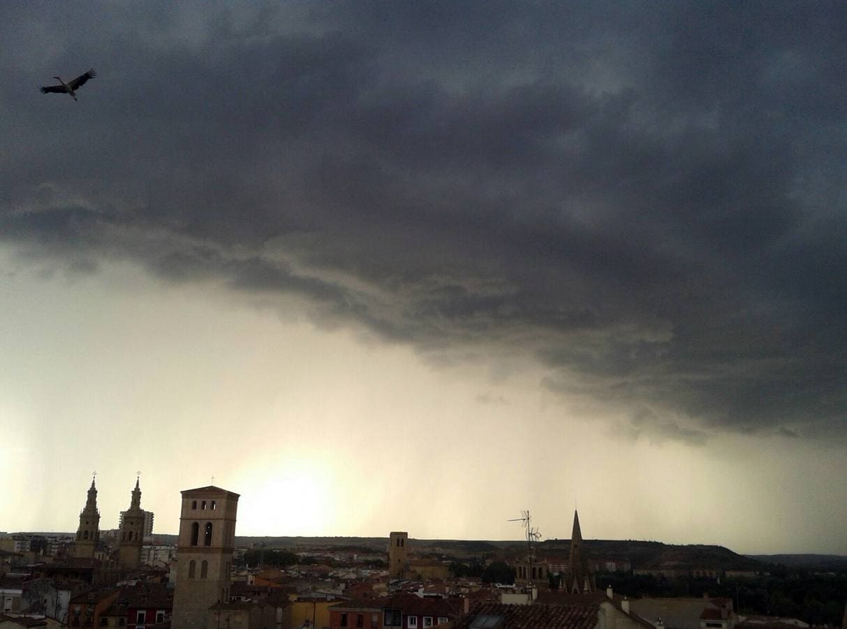 Vista de Logroño con el cielo amenazante. 
