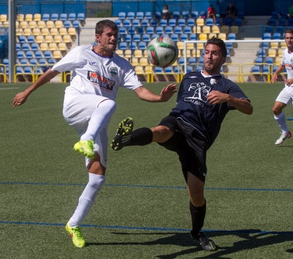 Fidel y Pirri pugnan por el esférico en El Salvador. :: díaz uriel