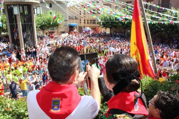 Ángel Fernández y la reina María González, lanzando el cohete de fiestas en Aldeanueva de Ebro :: m.f.