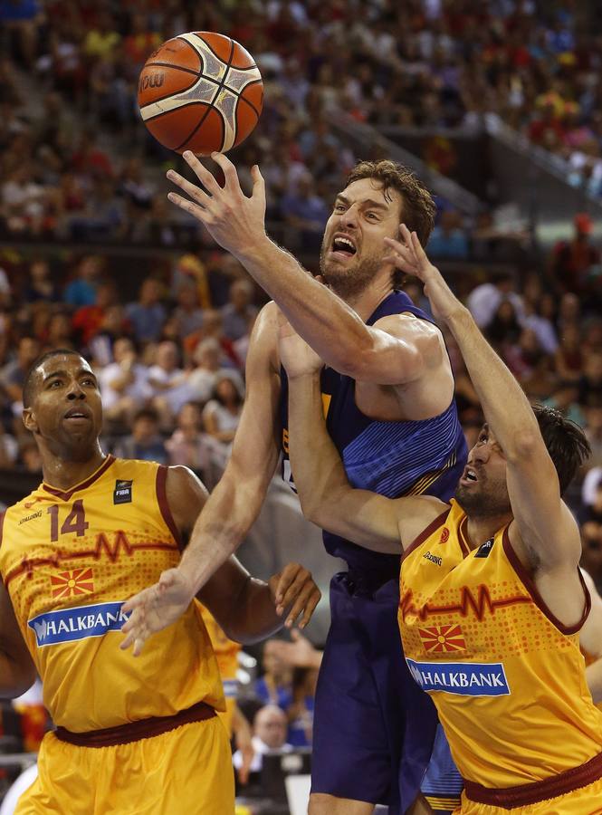 Pau Gasol slta por encima de dos defensores de Macedonia el pasado sábado. 