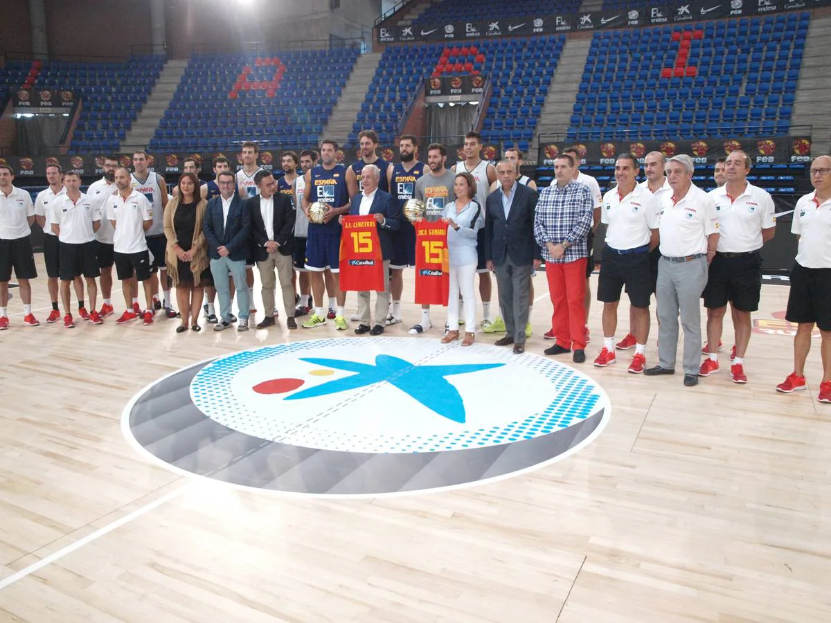 Los representantes institucionales regionales y locales visitaron a la selección española de baloncesto. 