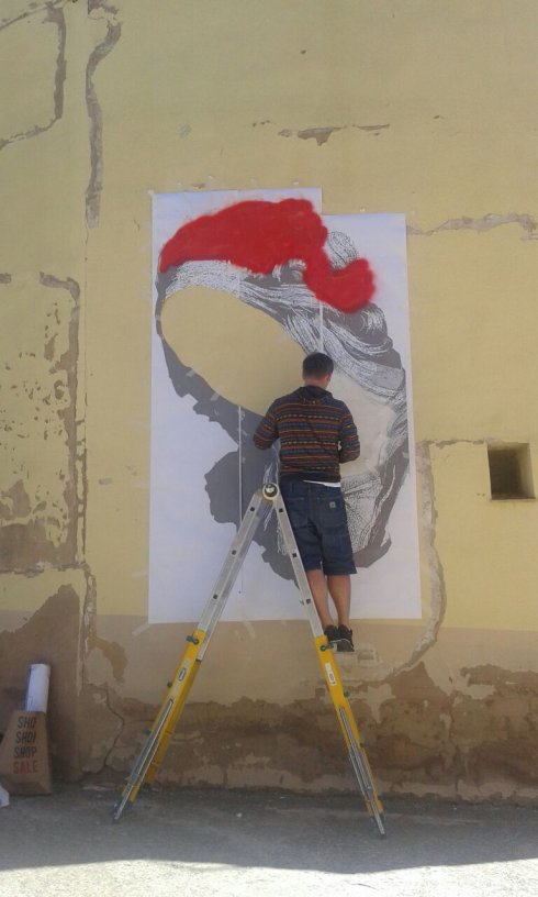 Arte en la calle. Andrei Busel, pintando en dos fachadas de Pradejón; a la izquierda, en la plaza Guarderío; a la derecha, calle San Andrés. :: a.g.