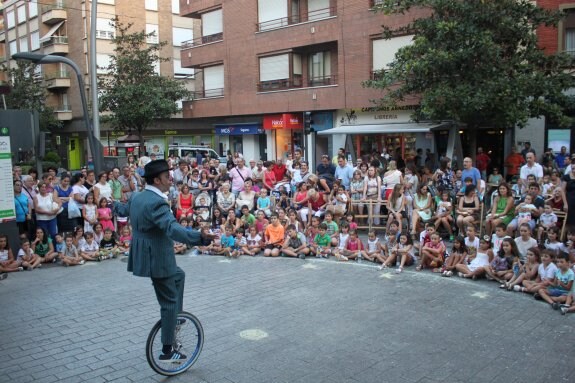 El Profesor Karoli hizo las delicias de mayores y pequeños con su habilidad sobre las ruedas