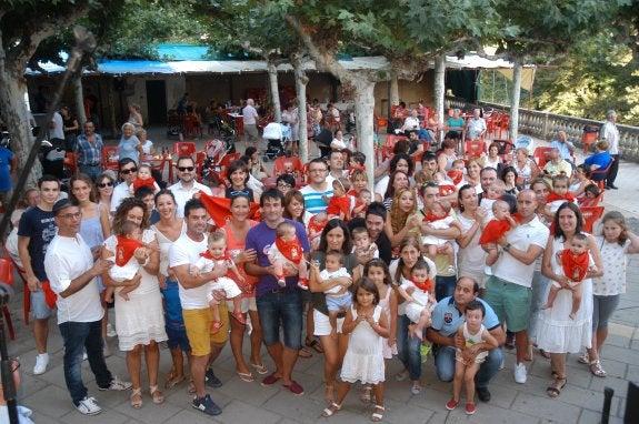 Participantes en la imposición de pañuelos de San Gil, ayer en el recinto del 'cañizo' de Cervera.