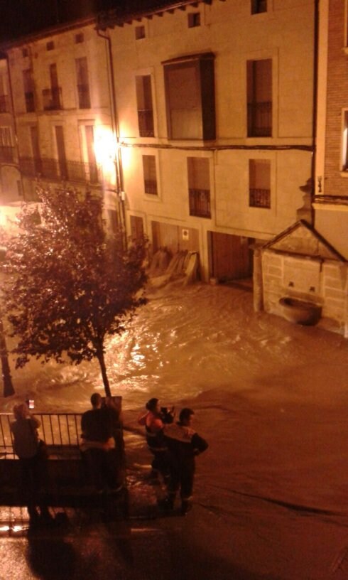 Agua anegando bajeras anoche en San Asensio. :: l.r.