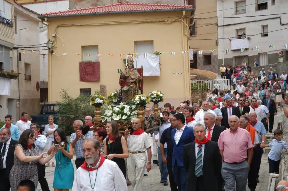 Procesión de San Gil a su paso por la plaza de Nisuelas, en la mañana de ayer, día grande de las fiestas de Cervera. :: sanda