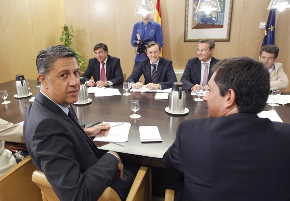 El candidato del PP catalán, Xabier García Albiol (en primer término), durante la reunión del grupo popular en el Congreso. :: juan M. espinosa / efe