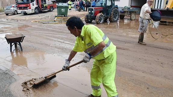 Un operario de Carreteras ayuda en las labores de limpieza en San Asensio. 