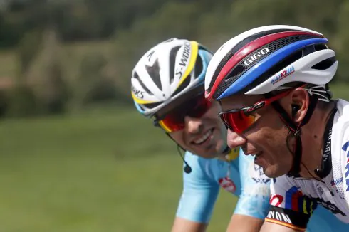 Landa sonríe mientras intercambia confidencias con 'Purito' en la etapa de ayer de la Vuelta. :: J. L./ efe.  