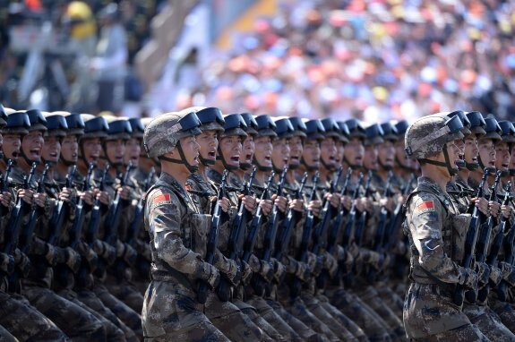 Militares chinos, ayer en la plaza de Tiananmen. :: WANG ZHAO / afp