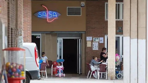 El bar 'Salsa' está contiguo a la vivienda de la familia que viene denunciando ruidos desde 2008. 