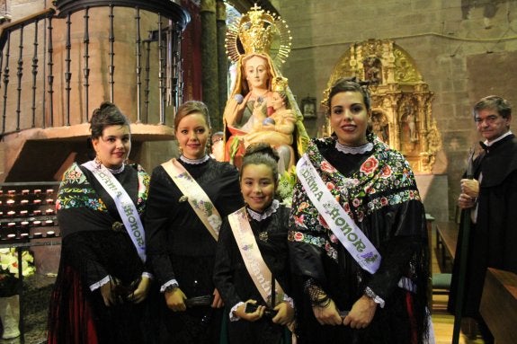 La reina de las fiestas, Andrea Budiño, posa con la reina infantil, Nerea Alonso, y las damas de honor. 