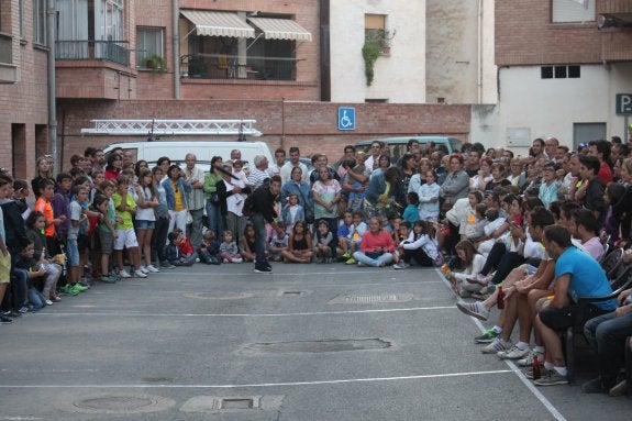 La Ruta Jacobea del Ebro, la suelta de reses bravas o el concurso de lanzamiento de boina atrajeron a cientos de participantes. :: E.P.