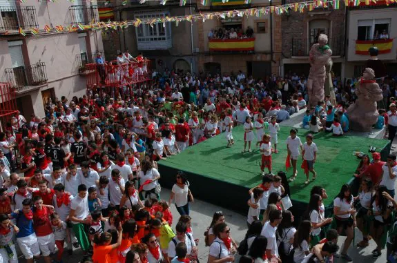 Miembros de la peña 'El Bureo' anudaron el pañuelo festivo a las esculturas del Picuezo y la Picueza. :: m.f.