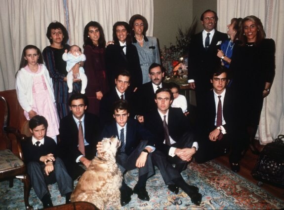 José María Ruiz-Mateos y su esposa, Teresa Rivero, rodeados de sus 13 hijos en una imagen de archivo. :: r. c.