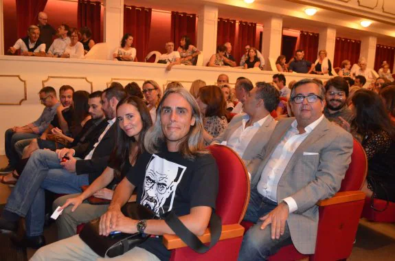 Moisés Romera y Marisa Crespo, delante de Martínez-Portillo, se llevaron el premio del jurado. :: i.á. 