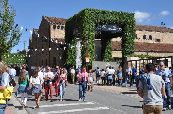 Las calles del barrio de la Estación se llenaron con los cerca de 5.000 participantes que disfrutaron de esta primera edición durante la jornada abierta al público. :: c.v.