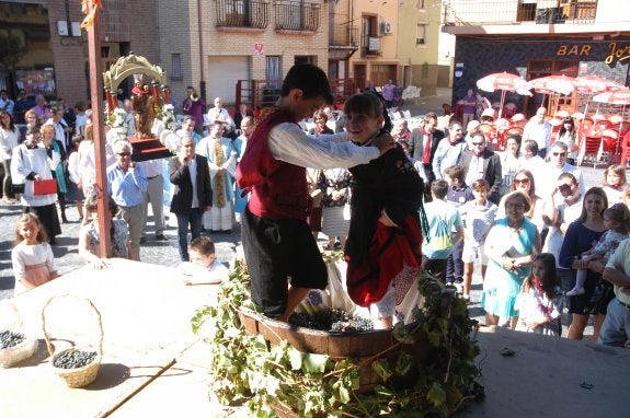 Los niños pisando la uva en la plaza de San Pedro, al llegar la procesión a la iglesia. :: sanda