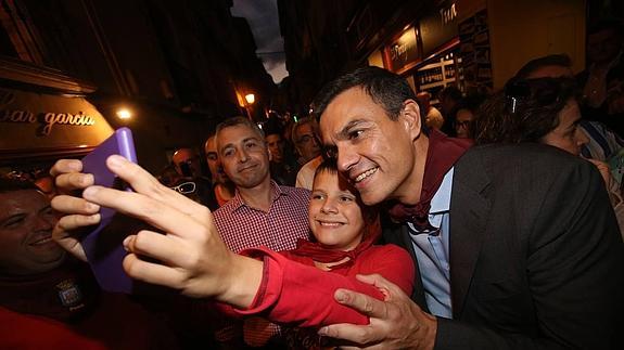 Sánchez, fotografiándose en San Juan