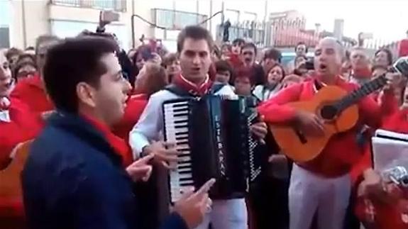 Javier García se arranca a cantar una jota. 