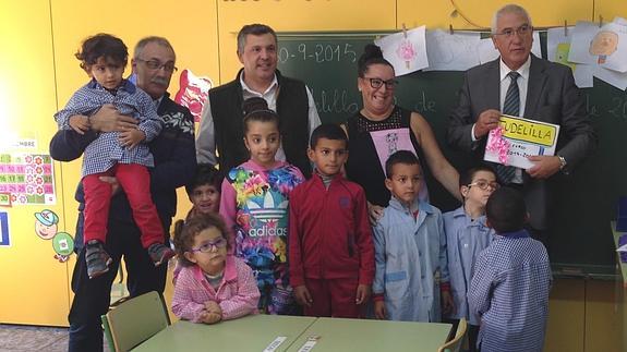 El alcalde de Tudelilla, Raúl Lavega, y el consejero Abel Bayo, junto con alumnos del colegio