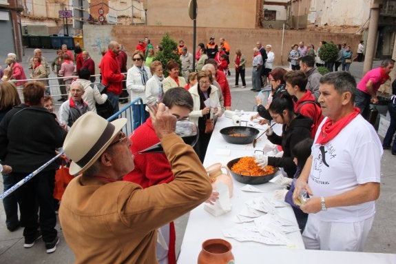 La degustación de migas de La Quincalla en la plaza Nuestra Señora de Vico volvió a ser en el mediodía de ayer una de las más multitudinarias de las fiestas