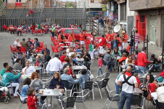   Vermú sonoro. La Chispa
salió de ronda con charanga
por el centro de la ciudad.