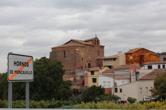 El municipio de Hornos de Moncalvillo visto desde la carretera LR-341 que conduce a Sotés. :: D.M.A.