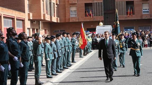 Alberto Bretón pasa revista a la formación de guardias civiles. 