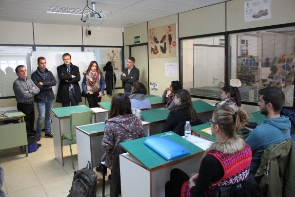 Representantes municipales, regionales y del sector inauguraron ayer el curso en el ciclo. :: E.P.