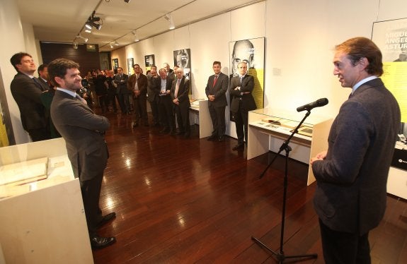 Apertura de la exposición con Santiago Vivanco y Javier Doval, director general de Nueva Rioja, a su lado. :: fotos juan marín