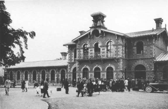 Logroño. Llegada de viajeros la antigua estación de Logroño, derribada en 1960.