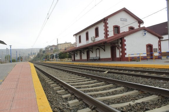 La estación del tren de Alcanadre, ahora cerrada, sirve como albergue de los peregrinos del Camino de Santiago. :: m.f.