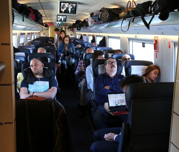 Estación de Logroño (arriba a la derecha) poco antes de salir el Alvia de las 7.35 a Madrid y (arriba) viajeros en el AVE de regreso hacia Zaragoza. 